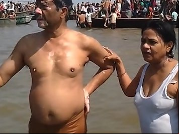 Juicy Amateur Couple Worship Nude In Ganga